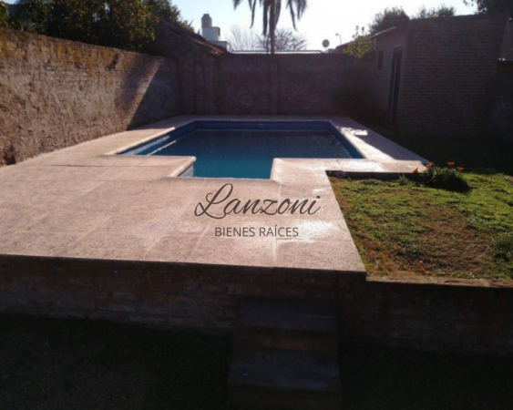 CASA CENTRICA CON IMPORTANTE AMPLITUD DE PARQUE - Cod. LBR88CAS