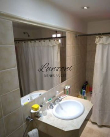 CASA CENTRICA CON IMPORTANTE AMPLITUD DE PARQUE - Cod. LBR88CAS