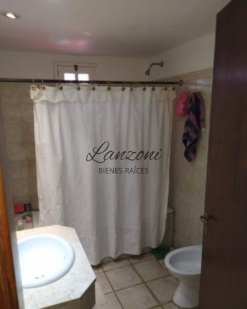 CASA CENTRICA CON IMPORTANTE AMPLITUD DE PARQUE - Cod. LBR88CAS