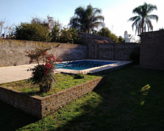 CASA CENTRICA CON IMPORTANTE AMPLITUD DE PARQUE - Cod. LBR88CAS