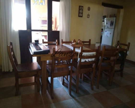 CASA CENTRICA CON IMPORTANTE AMPLITUD DE PARQUE - Cod. LBR88CAS
