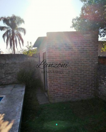 CASA CENTRICA CON IMPORTANTE AMPLITUD DE PARQUE - Cod. LBR88CAS