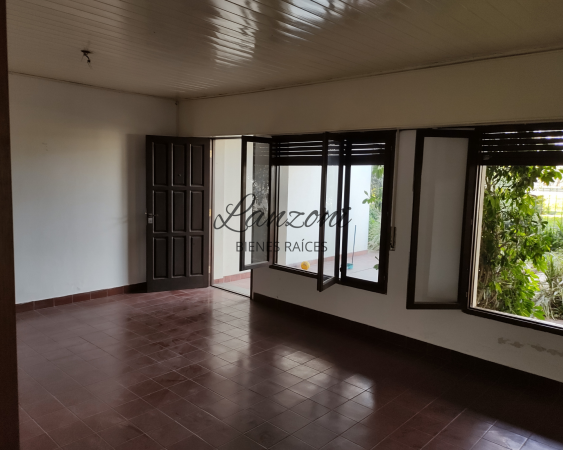 EXCELENTE INMUEBLE SOBRE COLECTORA SUR - Cod. LBR143CAS/CHA