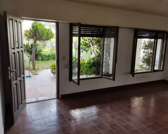 EXCELENTE INMUEBLE SOBRE COLECTORA SUR - Cod. LBR143CAS/CHA