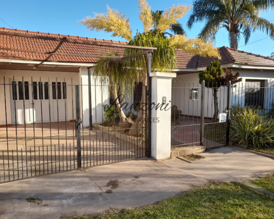 EXCELENTE INMUEBLE SOBRE COLECTORA SUR - Cod. LBR143CAS/CHA