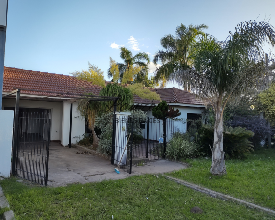 EXCELENTE INMUEBLE SOBRE COLECTORA SUR - Cod. LBR143CAS/CHA