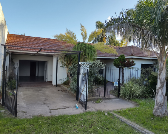 EXCELENTE INMUEBLE SOBRE COLECTORA SUR - Cod. LBR143CAS/CHA