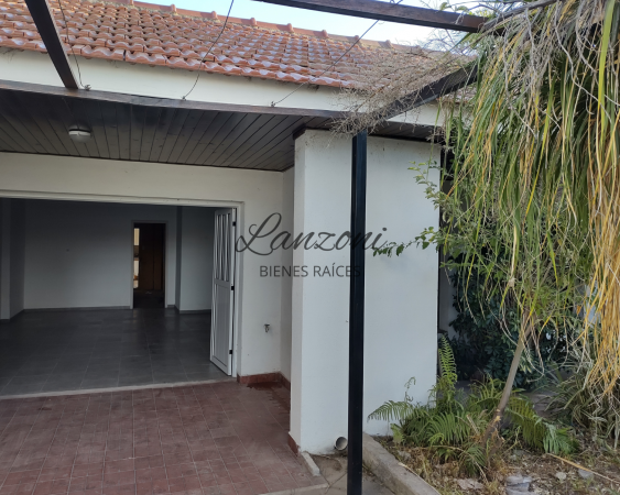 EXCELENTE INMUEBLE SOBRE COLECTORA SUR - Cod. LBR143CAS/CHA