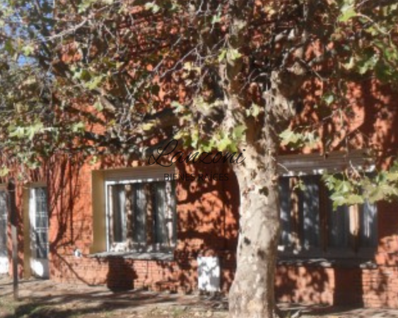 VIVIENDA CON INTERESANTE AMPLITUD DE ESPACIO VERDE - Cód.LBR44CAS