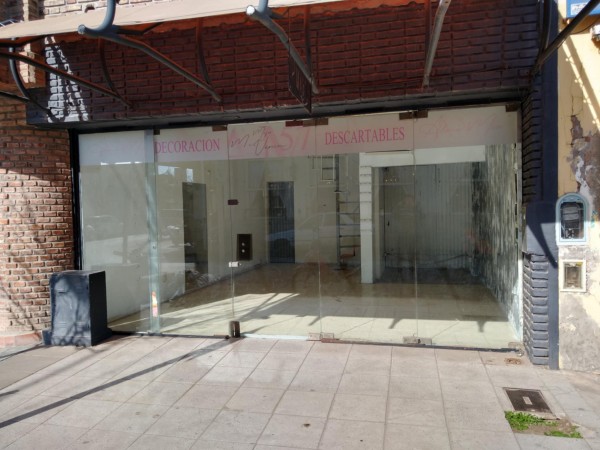 RIVADAVIA AL 700, VENTA DE IMPECABLE LOCAL COMERCIAL EN PLENO CENTRO DE LA CIUDAD - Cod. LBR84LOC