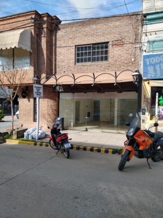 RIVADAVIA AL 700, VENTA DE IMPECABLE LOCAL COMERCIAL EN PLENO CENTRO DE LA CIUDAD - Cod. LBR84LOC