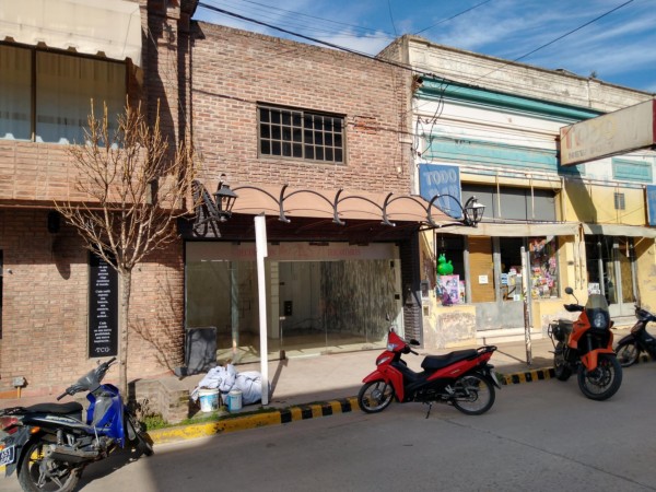 RIVADAVIA AL 700, VENTA DE IMPECABLE LOCAL COMERCIAL EN PLENO CENTRO DE LA CIUDAD - Cod. LBR84LOC