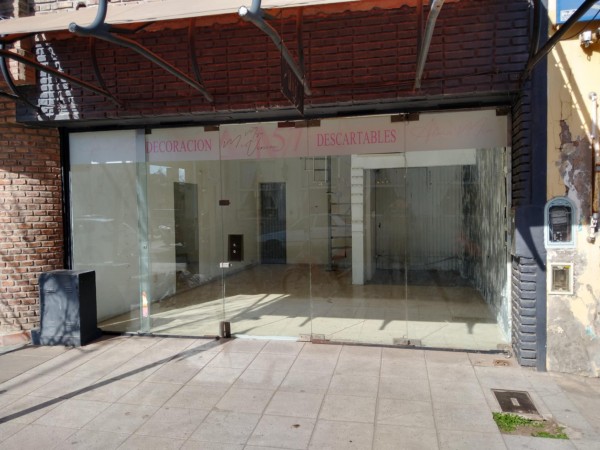 RIVADAVIA AL 700, VENTA DE IMPECABLE LOCAL COMERCIAL EN PLENO CENTRO DE LA CIUDAD - Cod. LBR84LOC